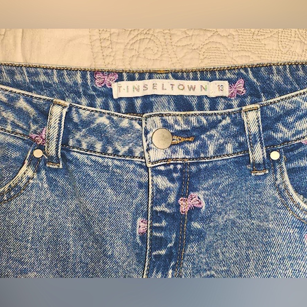 Shredded Denim Skinny Jeans w Butterfly Embroidery
